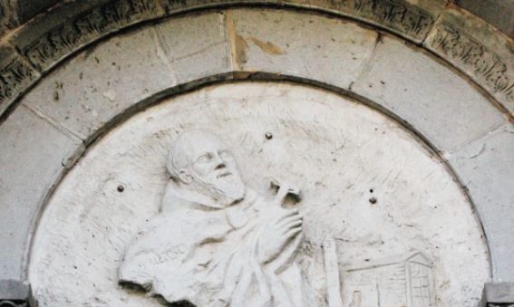 Particolare del portale della cappella di San Giovanni Eremita